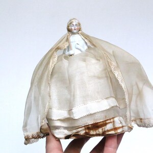 Poupée de porcelaine vintage robe dentelle (Gebraucht) in Bière für CHF