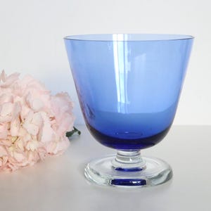 Grazioso vaso vintage in vetro blu
