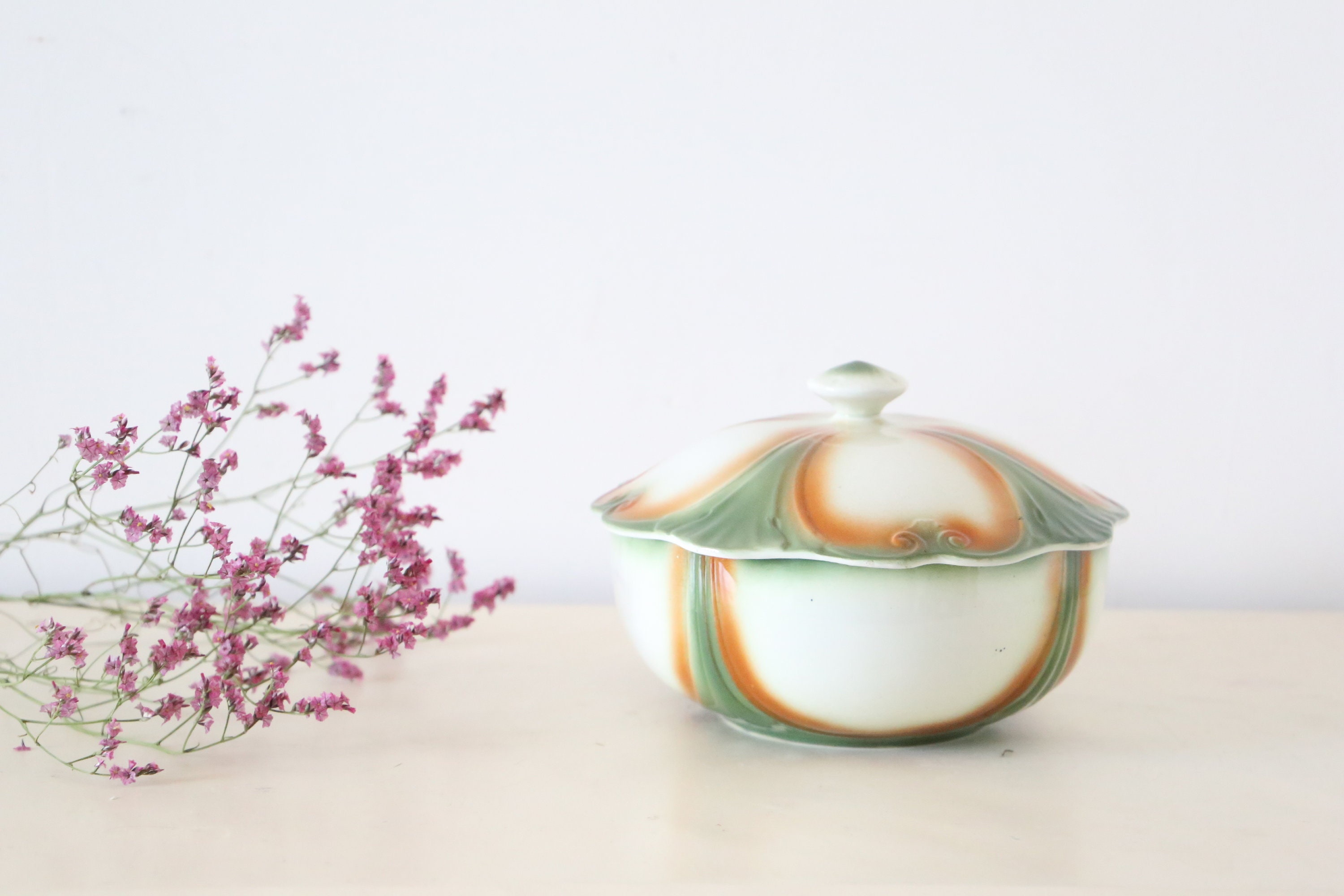 Adorable Soupière/Plat avec Couvercle en Faïence de Saint Amand, Couleurs d'automne, Vintage Françai