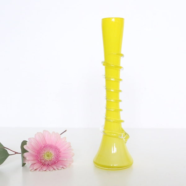 Vase en opaline jaune, vintage