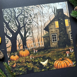 Peut inclure: Une peinture à l'aquarelle d'une maison en pierre avec des fenêtres éclairées dans un cadre forestier. La maison est entourée d'une clôture en bois blanc et d'une cour avec des citrouilles, des champignons et des poulets.