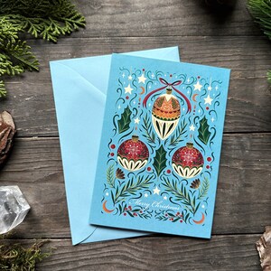 Zauberhafte Weihnachtskarte -Weihnachtskugel Illustration- Weihnachtskarte mit blauen Briefumschlag- gemalt von Pixie Cold