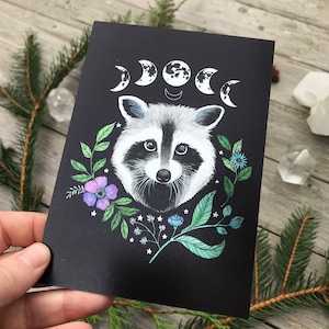 Carte postale métallique chatoyante - Raton laveur et phases de lune - Conçu par Pixie Cold