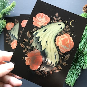 Carte postale métallisée scintillante - Un fantôme et des pivoines - Conçu par Pixie Cold