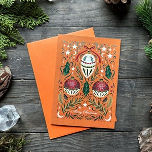 Zauberhafte Weihnachtskarte -Weihnachtskugel Illustration- Weihnachtskarte mit orangen Briefumschlag- gemalt von Pixie Cold