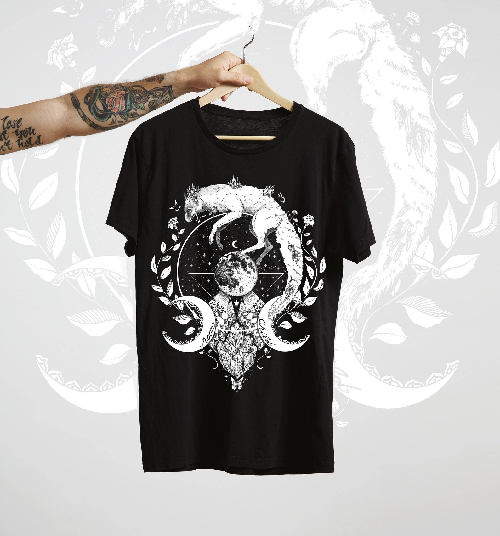 Футболка луна. Moon одежда. Футболка с луной и артемисом. Футболка с солнцем и луной. Футболка sailor moon штанга.