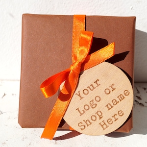Étiquettes volantes avec logo personnalisé Étiquette de marque de produit en placage de bois Étiquettes de produit personnalisées Etsy Shop Supplies Lot de 25 étiquettes rondes gravées de 2 po.