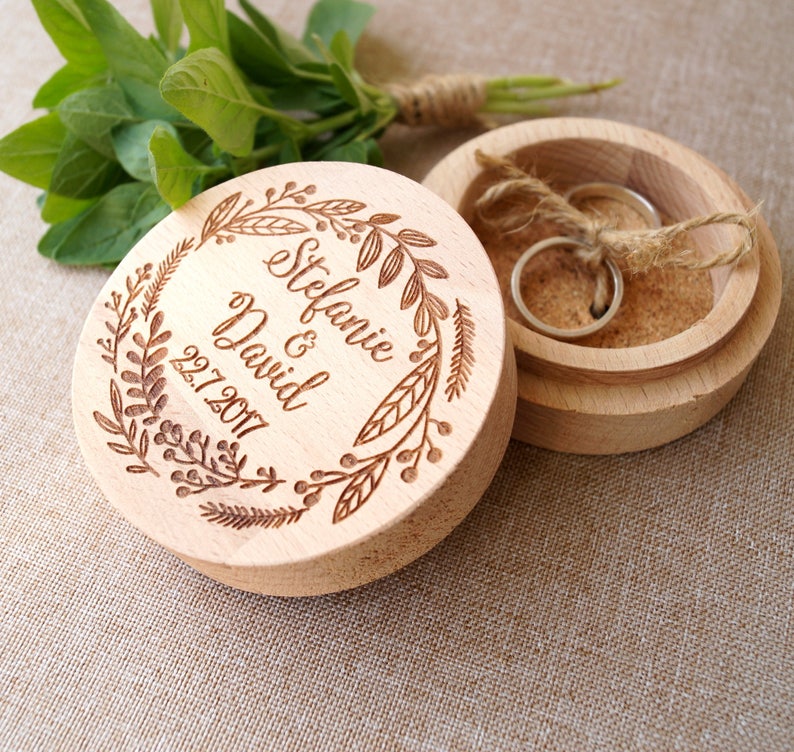 Boîte de sonnerie personnalisée, boîte à bagues en bois, boîte de bague de mariage, boîte porteur danneau, anneaux de mariage porte, boîte à bague rustique, boîte bague gravée personnalisée image 2