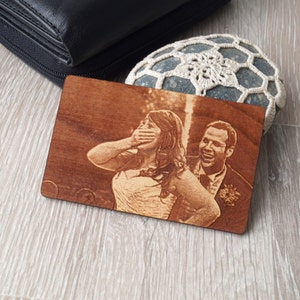 Gepersonaliseerde portemonnee-insert met echte fotogravure, aangepast 5-jarig jubileumcadeau, lasergegraveerde portemonnee-insert, dubbele zijdegravure