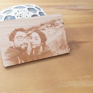 Grabado fotográfico real, tarjeta de inserción de billetera de madera, regalo personalizado del 5º aniversario, inserto de billetera grabado con láser, grabado de doble cara