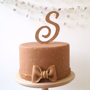 Topper de pastel de boda, topper de pastel de corcho, topper de pastel rústico, topper de pastel de una sola letra, topper de pastel de monograma