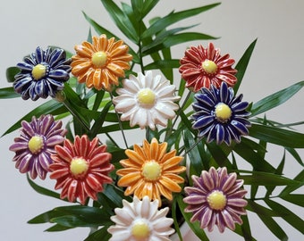10 Gänseblümchen bunt, ca. 2,00-2,50 cm designt von SylBer-Ceramics aus Markkleeberg