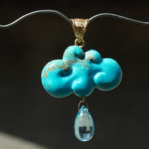 Goldener und türkisfarbener Anhänger „MANGA CLOUD“ – Schmuckstück im japanischen Stil – Anime-Schmuck – für Sie – poetischer Schmuck – japanischer Schmuck