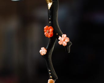„HANAMI“-Anhänger aus Koralle und Gold – Anhänger aus roter und rosafarbener Koralle – Ebenholz und Gelbgold – Mittelmeerkoralle – romantische Ohrringe