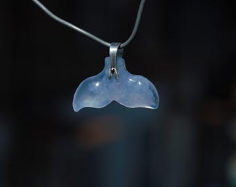 Hanger ''FLUKE'' walvisstaart in chalcedoon en zilver - chalcedoon en goud - Marine hanger - nautische ketting - hanger man vrouw