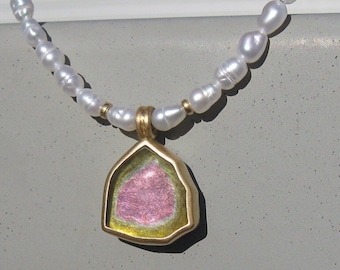 Pendant with watermelon tourmaline in 18k gold and silver on a pearl necklace