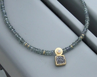grey-green sapphire chain with pendant in 750 gold with rough diamond and diamond