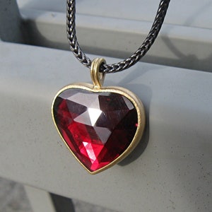 Pendant with garnet heart in 750 gold and sterling silver