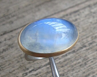 Ring with blue moonstone in 750 gold and sterling silver