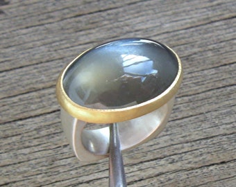 gray moonstone ring in 750 gold and sterling silver