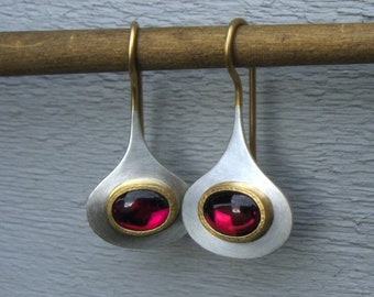 Earrings with rhodolite/garnet in 750 gold and sterling silver