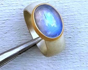 Anillo de piedra lunar en oro y plata