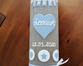 Peut inclure: Une bougie de baptême grise décorée de bleu et de blanc. La bougie porte les inscriptions "Meine Taufe" et "Lenart", ainsi que la date "28.03.2020".