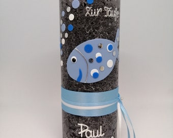 Peut inclure: Une bougie grise avec un motif de poisson bleu et des pois blancs. La bougie est ornée d'un ruban bleu et blanc et le texte "Zur Taufe Paul *06.10.2019*" est inscrit sur le côté.