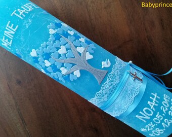 Peut inclure: Une bougie de baptême bleue avec une bordure en dentelle blanche et un charme de croix argentée. La bougie présente un arbre blanc avec des cœurs bleus et blancs, un oiseau blanc et le texte "Meine Taufe" et "Noah" avec une date.