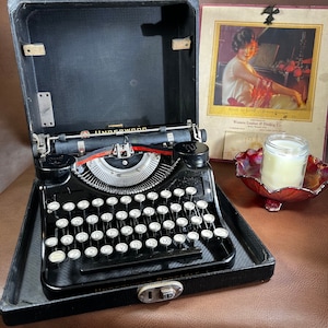 Vintage Underwood Portable Typewriter  Black 4 Bank Works!