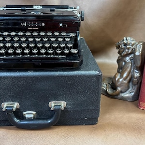 Vintage Typewriter Royal Model O Portable Working Typewriter with Case