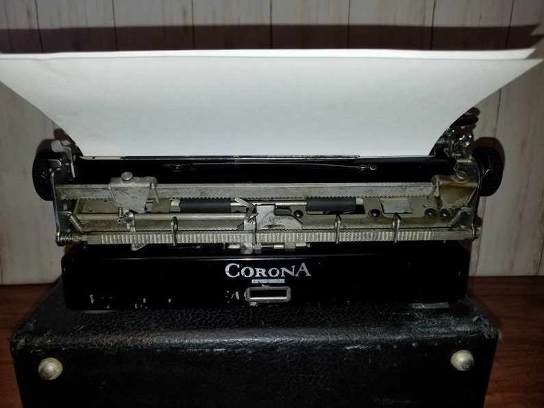 Vintage Smith Corona Typewriter Black Gloss Flat Top Working!