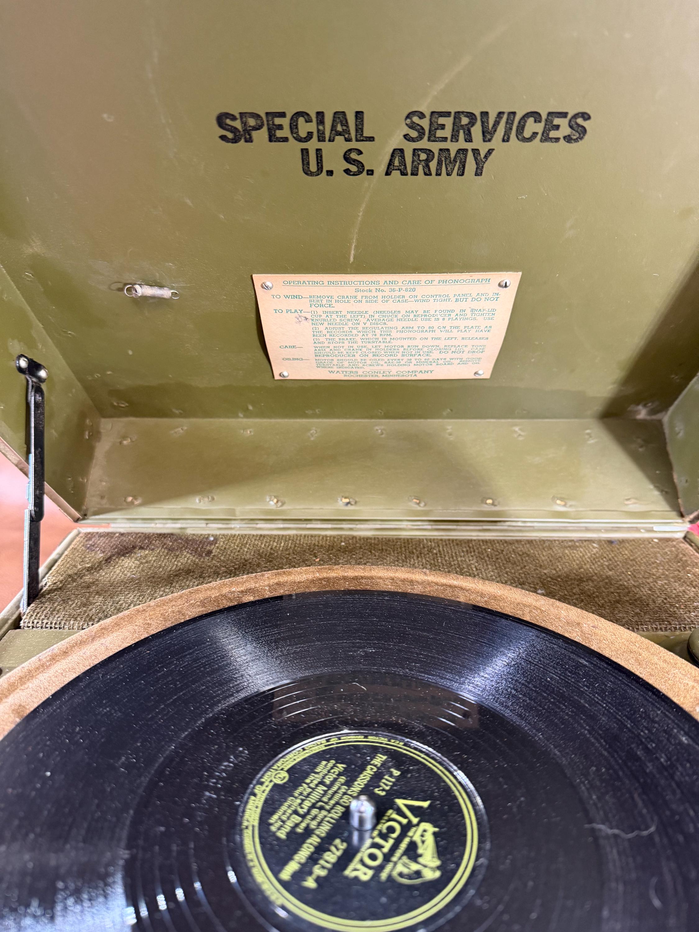 米軍 蓄音機 US ARMY SPECIAL SERVICE 店舗オブジェ Vintage WW2 US Army Special Services Green Phonograph Working