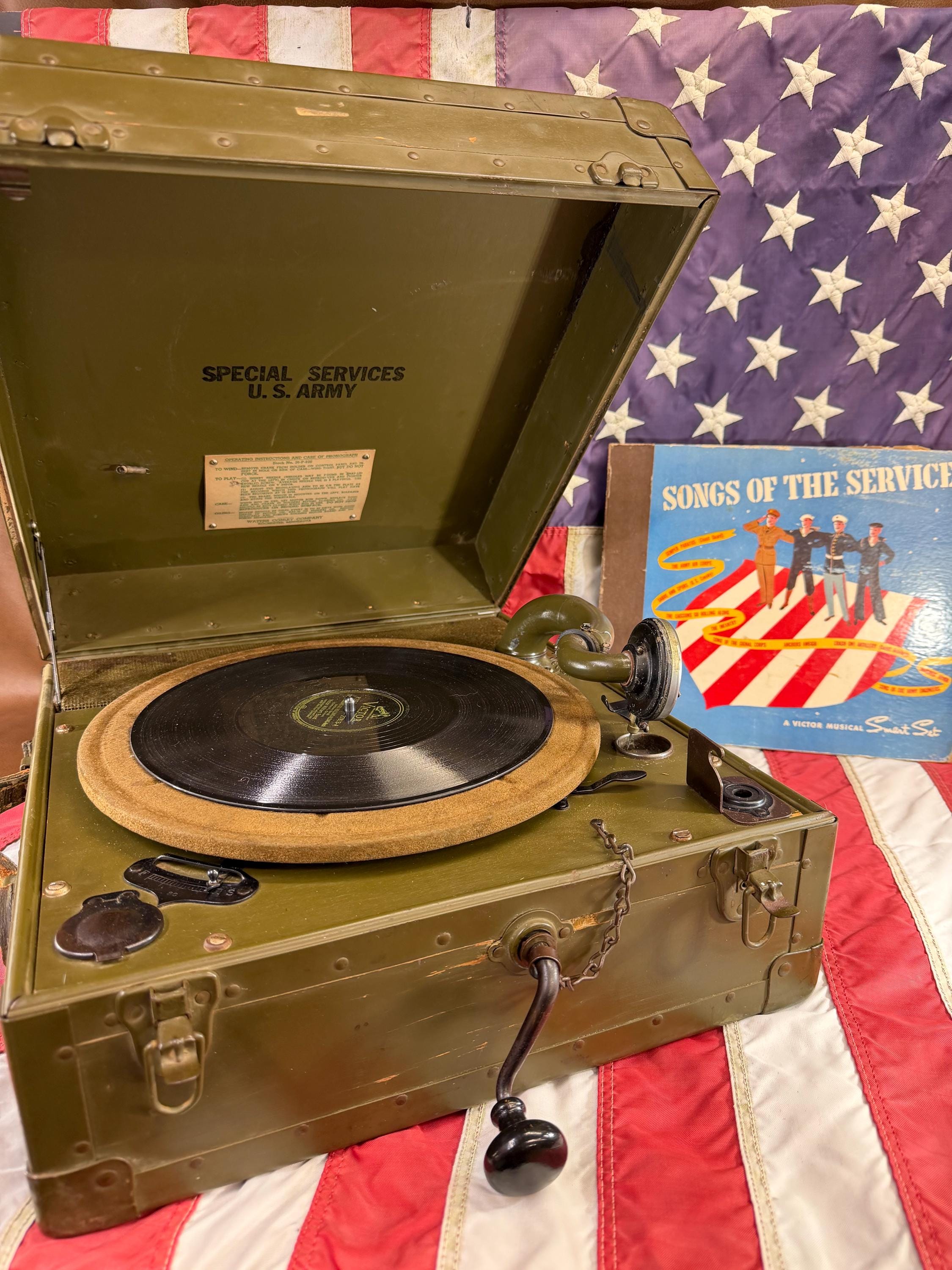 米軍 蓄音機 US ARMY SPECIAL SERVICE 店舗オブジェ Vintage WW2 US Army Special Services Green Phonograph Working