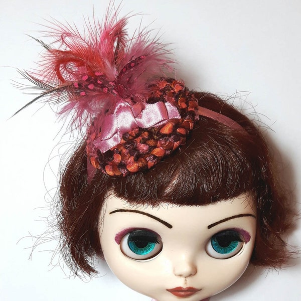 Bonnet sari en soie rose et saumon taille Pullip/Blythe avec plumes