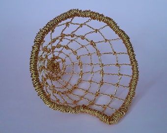 Gold-coloured wire shell spiral basket with chunky edge