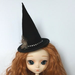 Doll witch&#39;s hat, classic black with guinea fowl feathers and black and white trim, Blythe, Pullip size