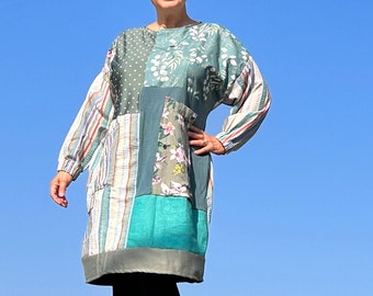 Designer Kleid mit Taschen, Blumenmuster grüne lange Ärmel Upcycled Patchwork Mode Umweltfreundlich Gute Laune Tunika