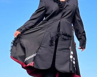 Zwarte unieke upcycled jas voor dames vrouwelijke stijl Duurzame mode Tule ruches Met liefde gemaakt