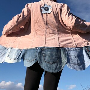 Babyroze zacht corduroy spijkerjack Ml XL bloemenjas lente unieke pastelkleuren voor de vrouw Blush roze geüpcycled handgemaakt patchwork lente