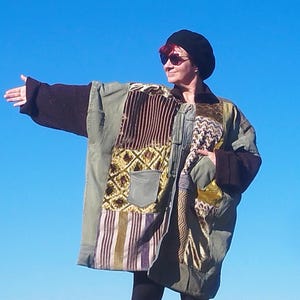 Grön uPCYCLED kappa jacquard sammet jordfärger Art to wear Byst 70 Patchwork Unik handgjord lös passform Lagenlook Poncho Funky fodrad kappa