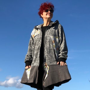 Graue Plus-Size Filzjacke/Sweatshirt Einzigartige Frau One-Size Strickjacke Upcycled Cartoon Print Statement Mantel Warme Zero-Waste-Kleidung