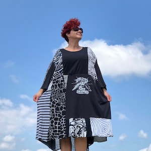 Può includere: Un abito in patchwork bianco e nero con una stampa grafica di un teschio e il testo "Camden Pub Crawl".