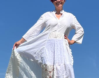 Robe en dentelle blanche recyclée à la main : vêtements d'art en patchwork bohème