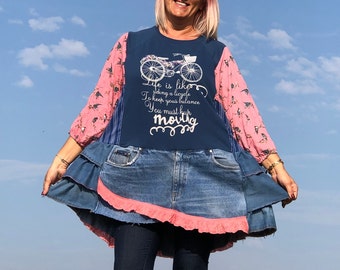 Robe tunique en patchwork de denim upcyclé : ensemble bohème art à porter grande taille rose et denim