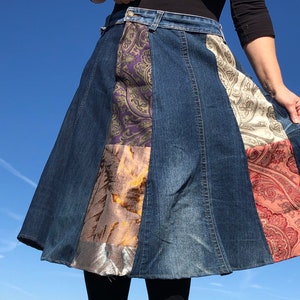 Taille L XL XXL Jupe en jean à rayures arc-en-ciel : Jupe colorée Boutons de jean bleu Design multicolore fait main Upcycling unique Printemps automne Rouge