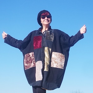 Pode incluir: Uma jaqueta de ganga preta com um design de patchwork de veludo e brocado em tons de vermelho, dourado e creme. A jaqueta tem um caimento solto e fecho de botões.