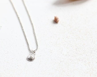 Silver sea shell necklace, a silver pendant