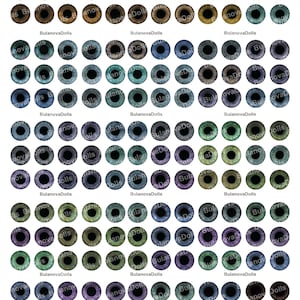 Könnte beinhalten: Eine Sammlung kreisförmiger Puppenaugen in einem Raster, die eine große Vielfalt an Irisfarben aufweisen, darunter Braun-, Blau-, Grün-, Lila- und Grautöne. Jedes Auge hat eine zentrale schwarze Pupille und der Text BulanovaDolls ist sichtbar.