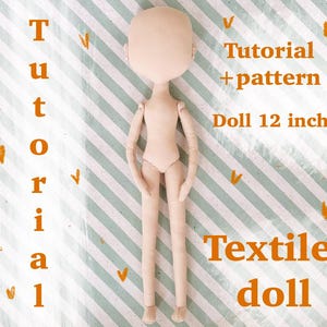 Pode incluir: Uma boneca têxtil bege com membros longos e um rosto em branco, sobre um fundo listrado. A imagem inclui o texto "Tutorial + pattern Boneca 30.5 cm Textile doll".